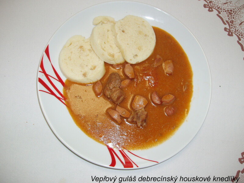 Vepřový guláš debrecínský houskové knedlíky